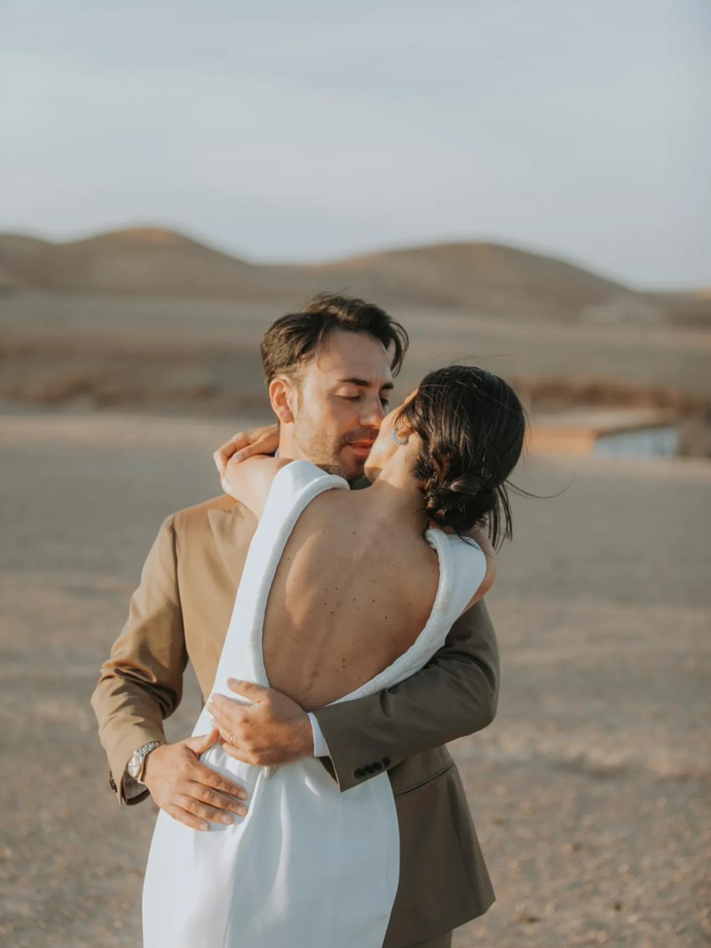 Couple de mariés photographié dans le désert d'Agafay à Marrakech