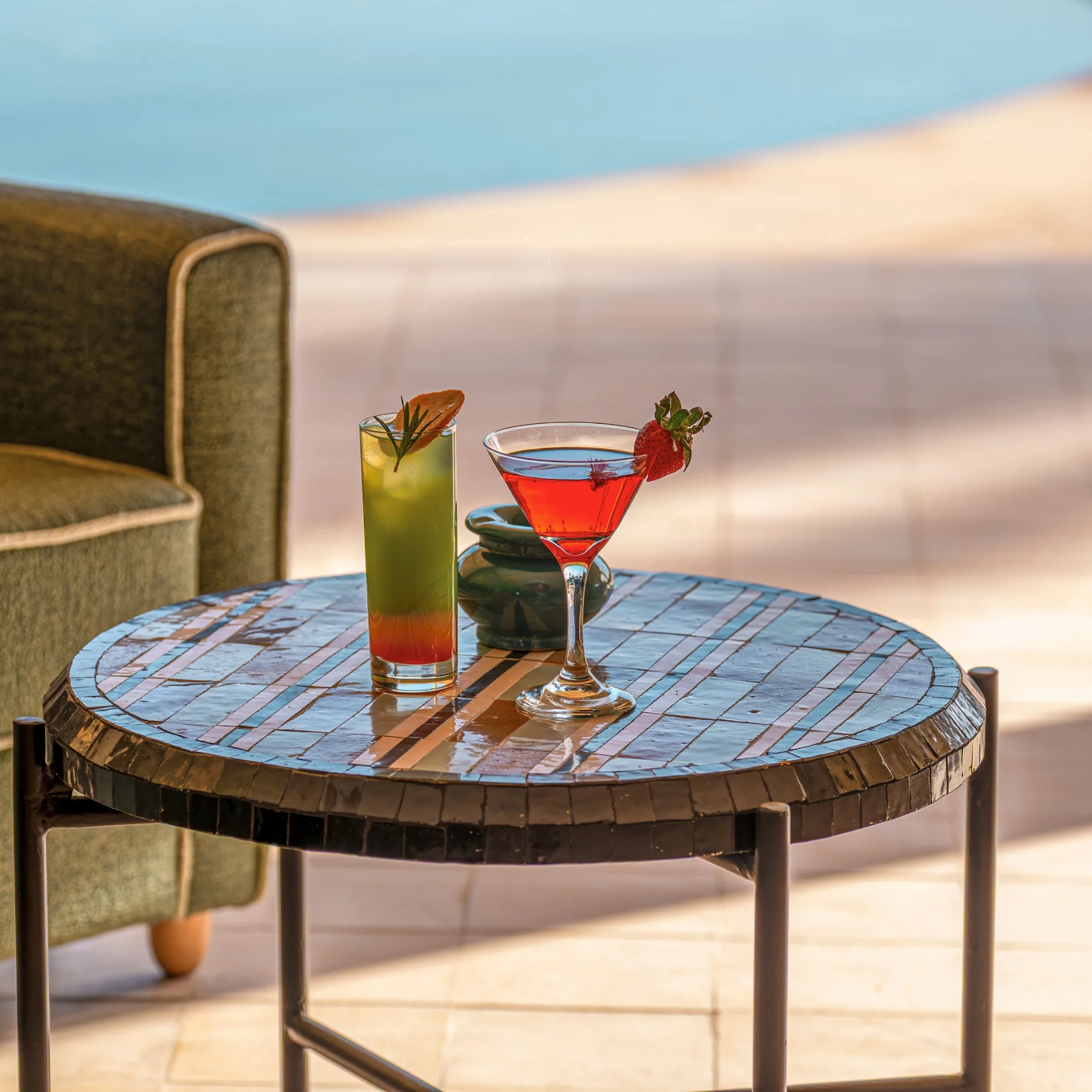 Cocktail servi au bord de la piscine à Marrakech