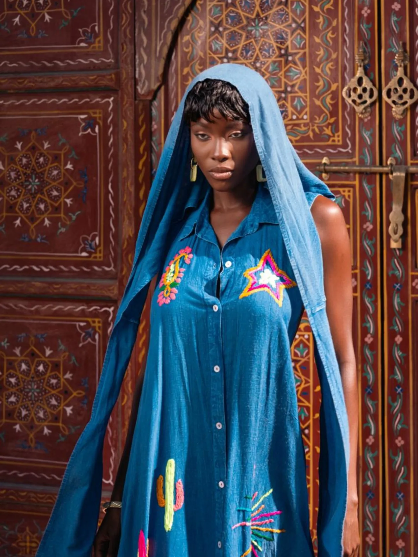 Shooting photo d'un mannequin au désert d'Agafay, près de Marrakech