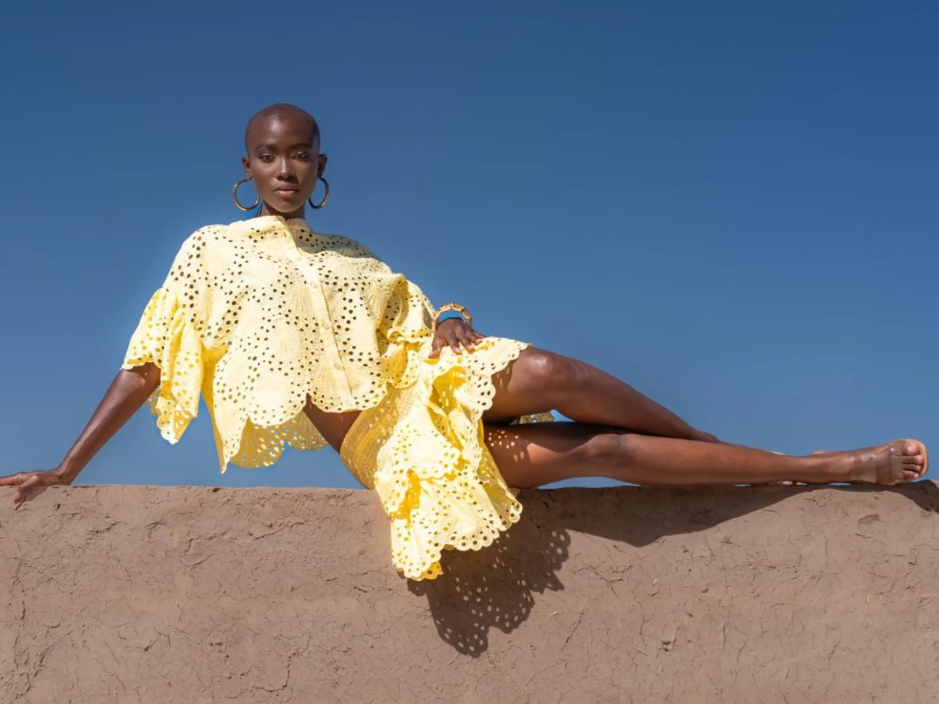 Photographe de marque à Marrakech : mannequins et voiture au désert d'Agafay