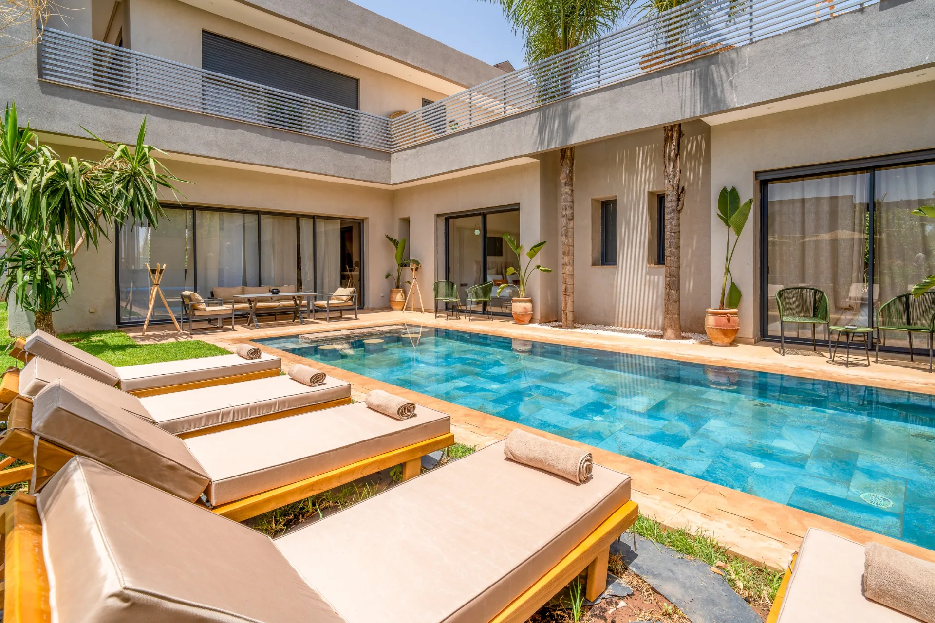Piscine de villa avec transats à Marrakech — shooting immobilier
