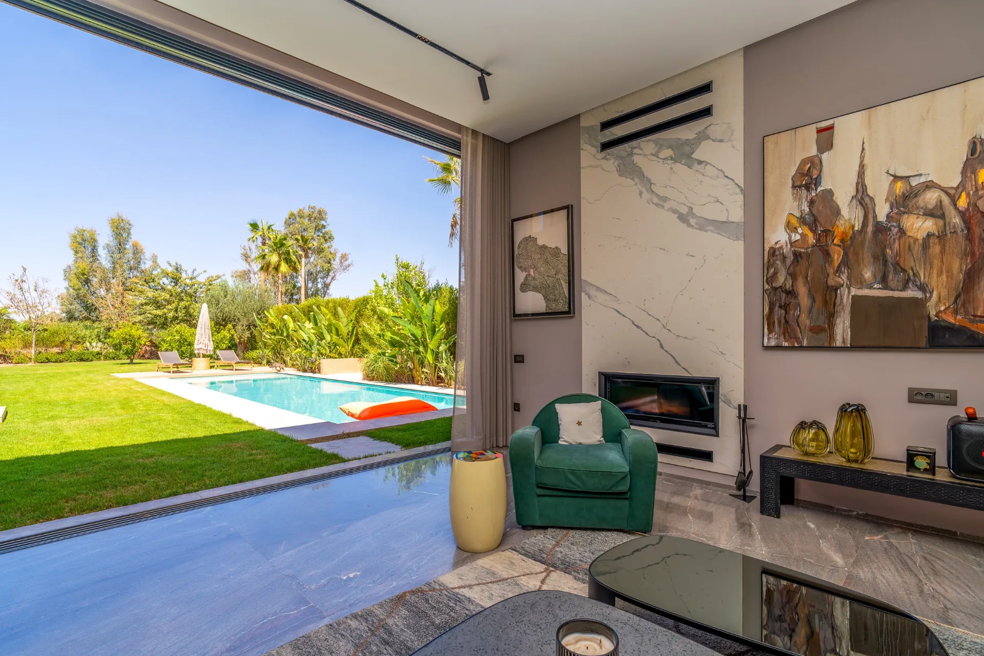 Salon de villa avec vue sur la piscine à Marrakech