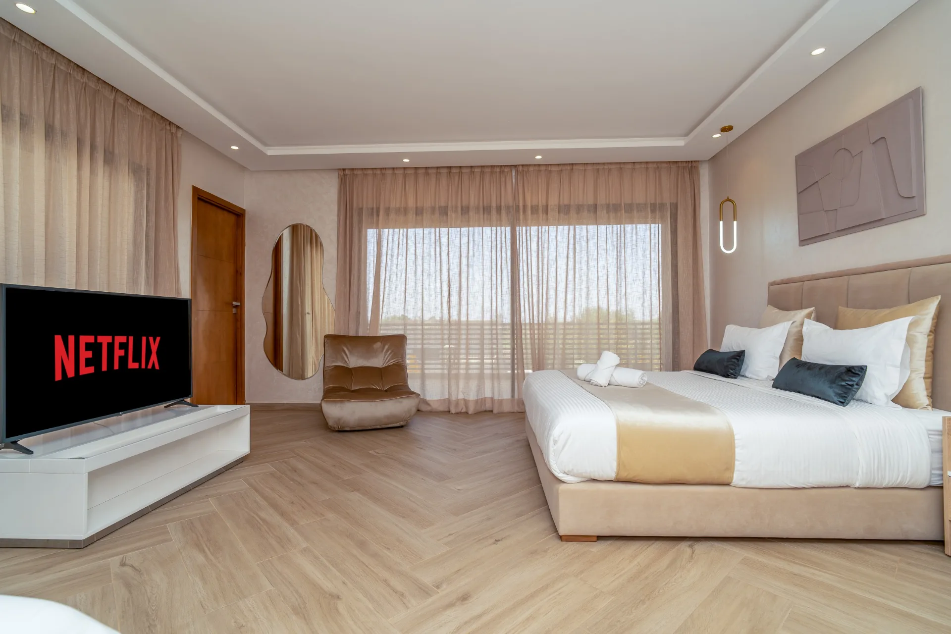Chambre avec télévision dans une villa à Marrakech