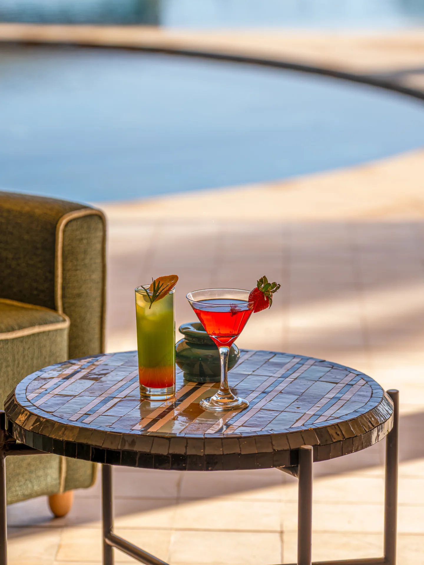 Shooting de cocktail au bord de la piscine à Marrakech