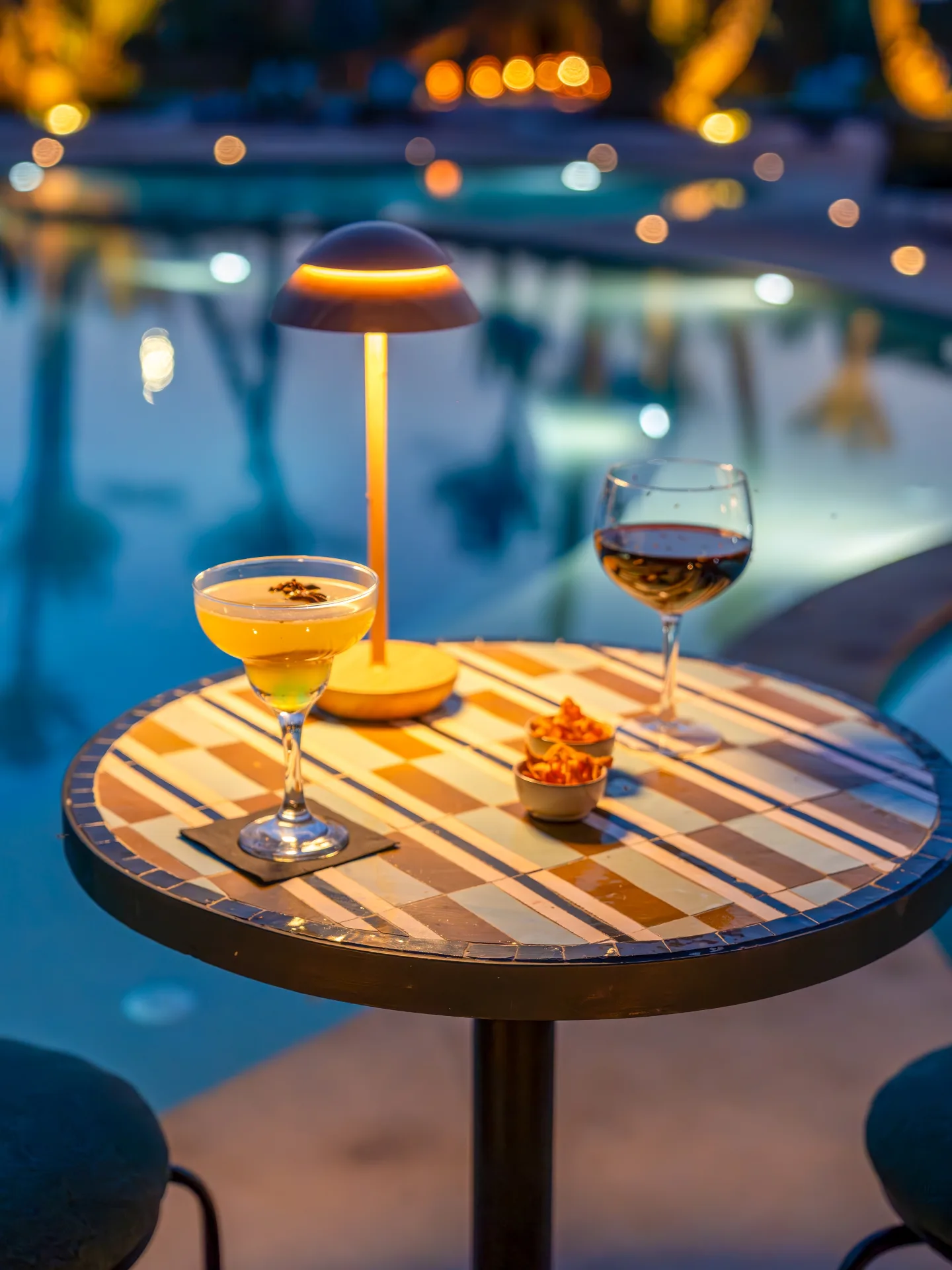 Shooting de cocktail au bord de la piscine du Lumaya à Marrakech