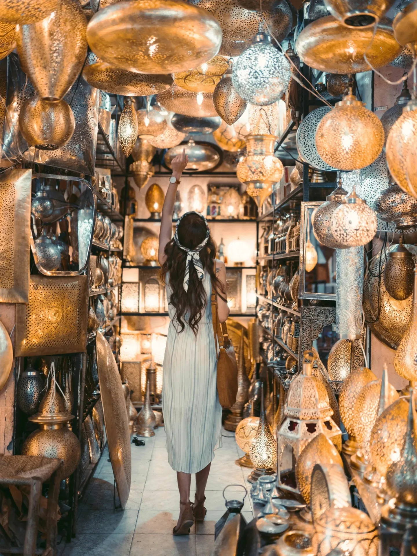 Jeune femme dans les souks de Marrakech — création de contenu tourisme