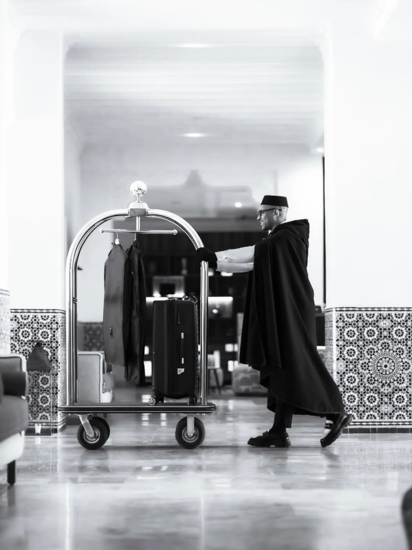 Bagagiste accueillant des clients à leur arrivée dans un hôtel à Marrakech