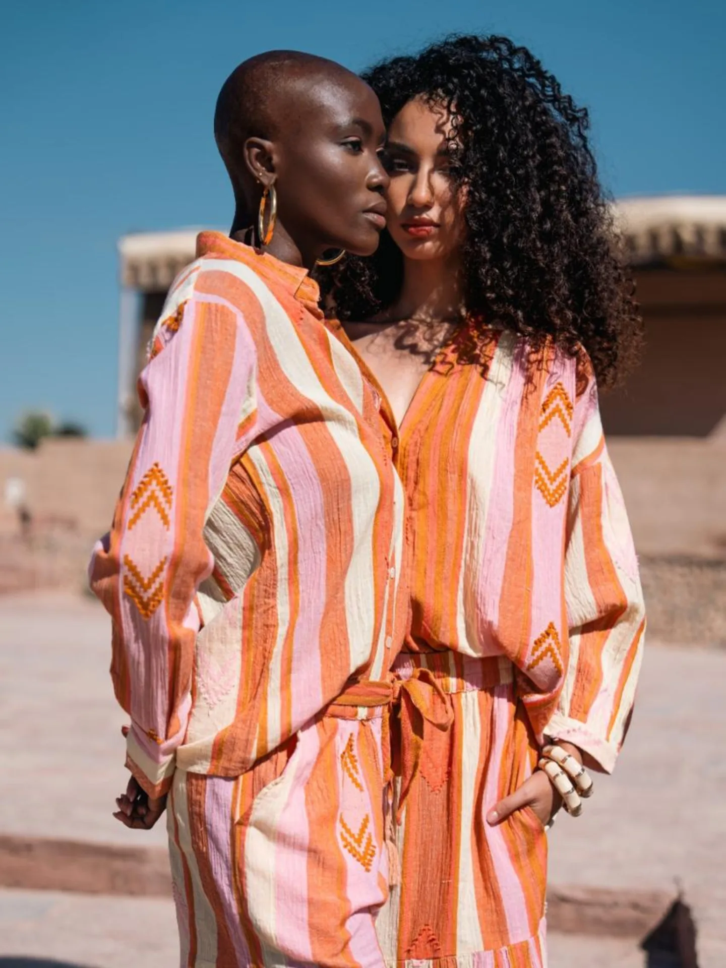 Shooting photo d'une marque de vêtements au désert d'Agafay, près de Marrakech