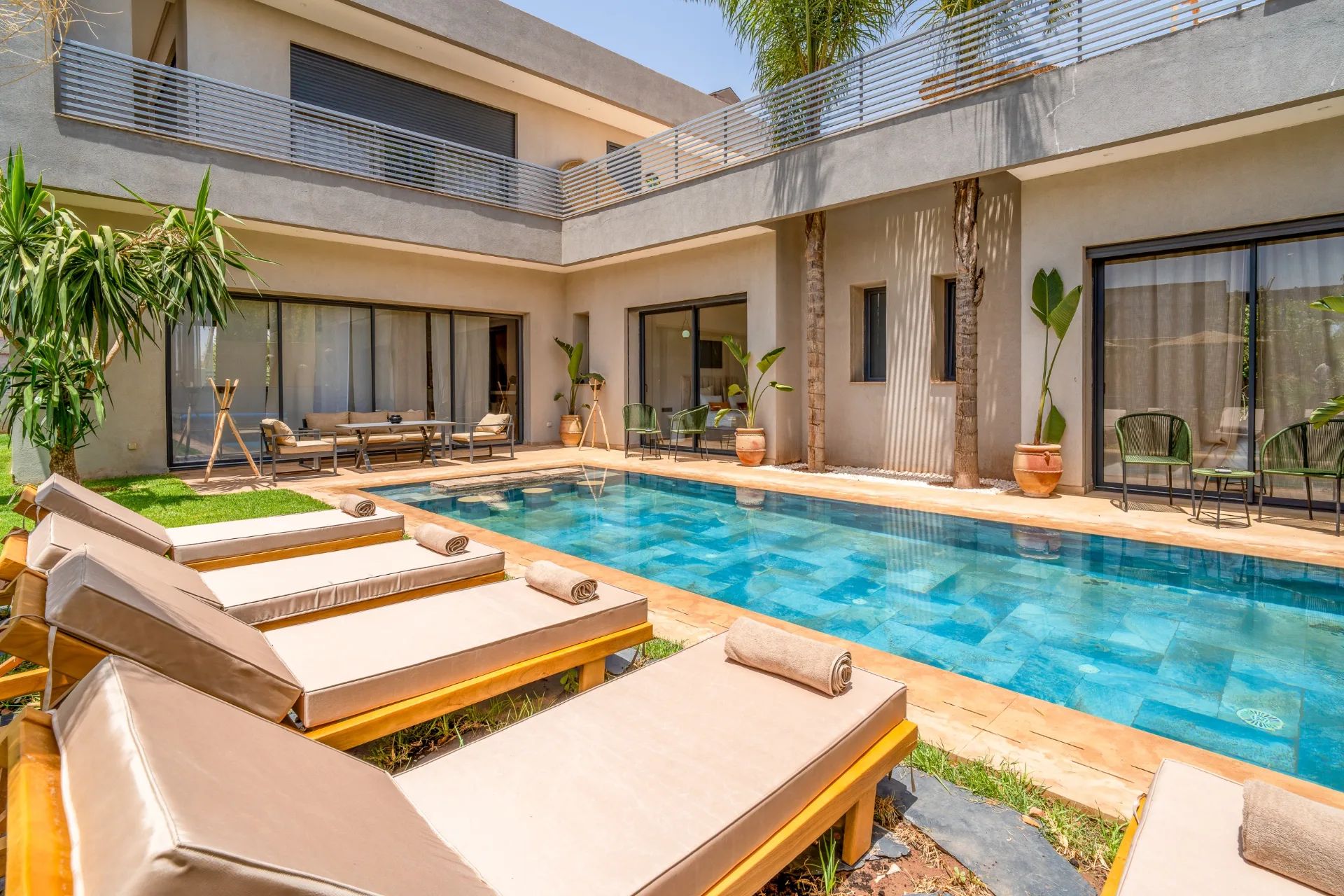 Piscine de villa avec transats à Marrakech — shooting immobilier