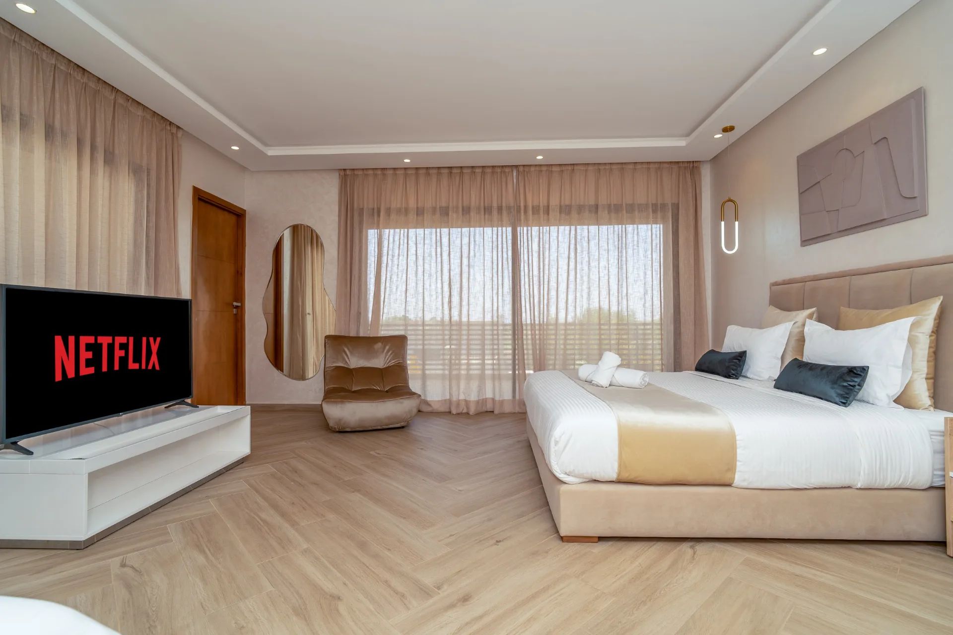 Chambre avec télévision dans une villa à Marrakech