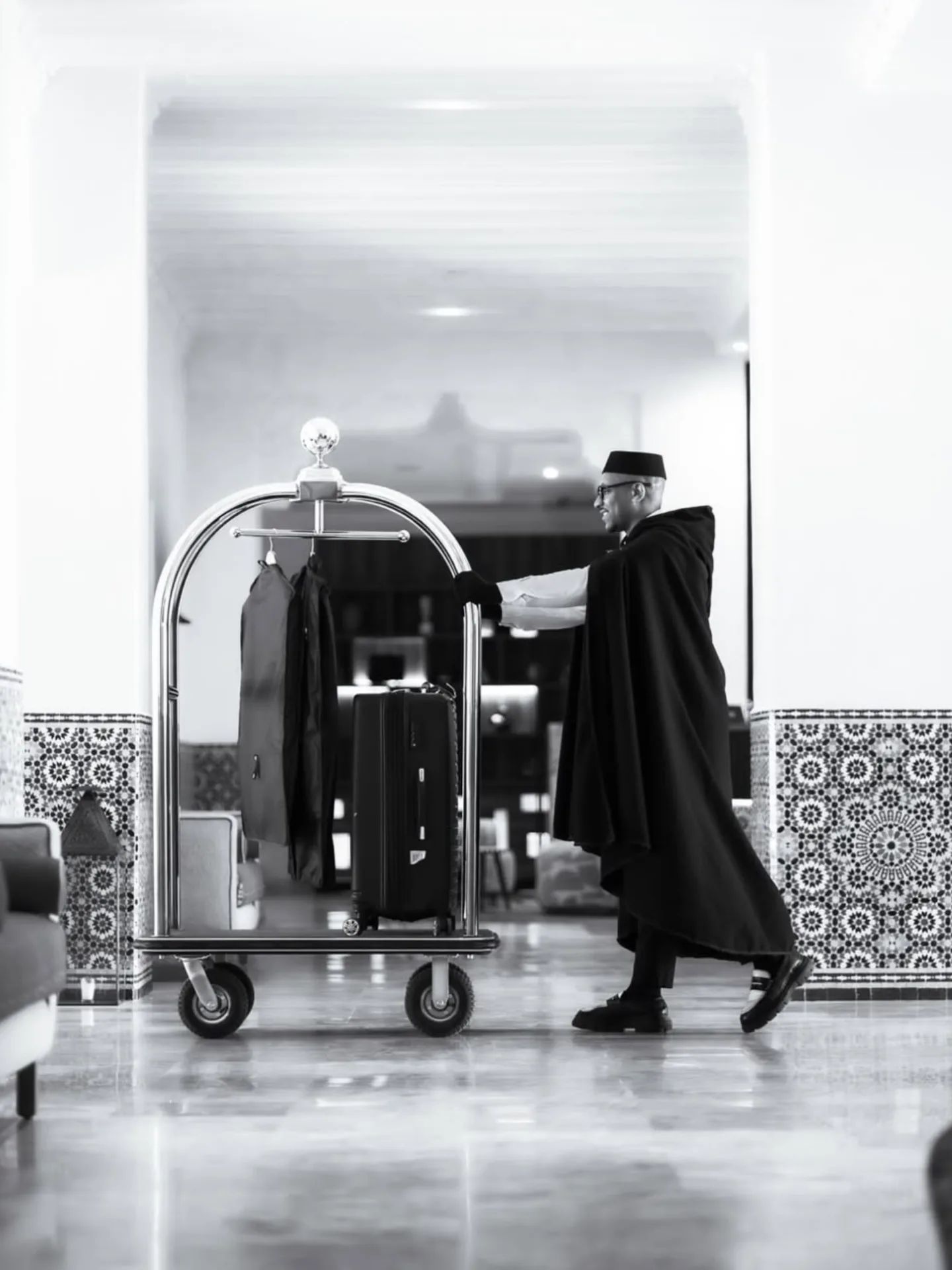 Bagagiste accueillant des clients à leur arrivée dans un hôtel à Marrakech